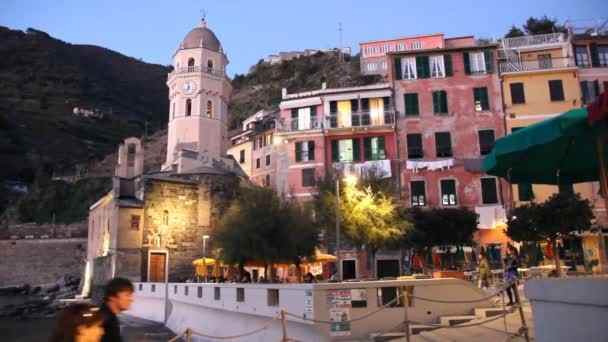 Vernazza Italia Octubre 2017 Gente Caminando Por Viejo Puerto Noche — Vídeo de stock