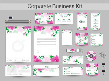 Kurumsal iş kiti ile pembe çiçekler.