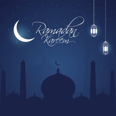 İslami Kutsal Ramazan ayı gece konsepti. Mavi arka planda asılı fenerler, cami ve kremlenmiş ay ışığı..