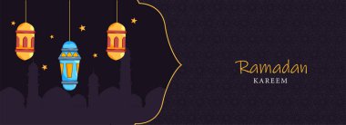 Aydınlatılmış Fenerli İslami Kutsal Ramazan Ayı Kareem Bayrağı, Mor Dokulu Arkaplan Üzerine Cami Silüeti.