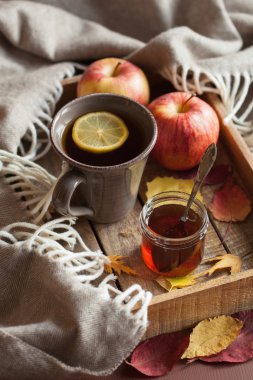 sıcak limon bal çay içecek eşarp rahat sonbahar yaprakları Isınma