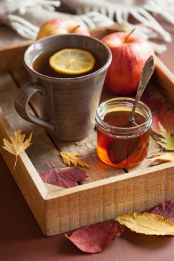 sıcak limon bal çay içecek eşarp rahat sonbahar yaprakları Isınma