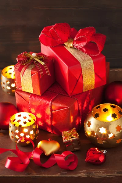 Rode en gouden christmas gift box en decoratie lantaarn kaars — Stockfoto
