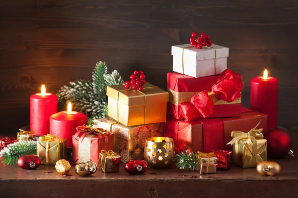 Caja de regalo de Navidad roja y dorada y vela de linterna de decoración —  Fotos de Stock