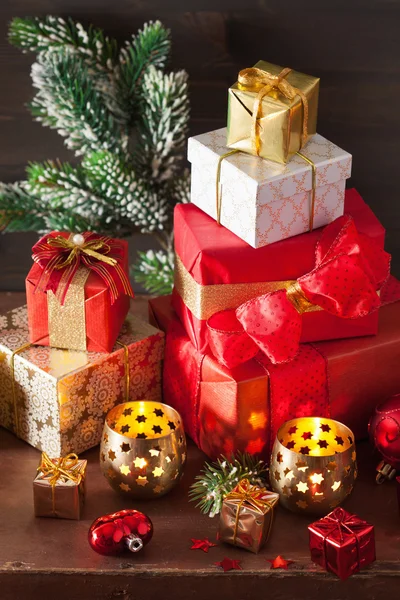 Röda och gyllene jul gåva rutan och dekoration lykta ljus — Stockfoto