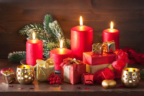 Caja de regalo de Navidad roja y dorada y vela de linterna de decoración —  Fotos de Stock