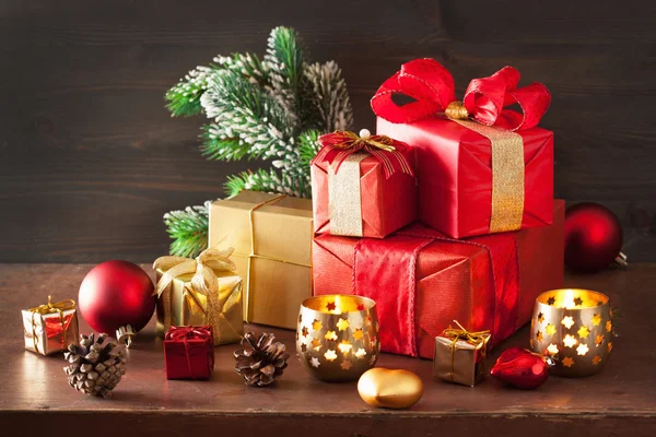 Κόκκινες και χρυσές χριστουγεννιάτικο δώρο κουτί και διακόσμηση φανάρι κεριών — Φωτογραφία Αρχείου