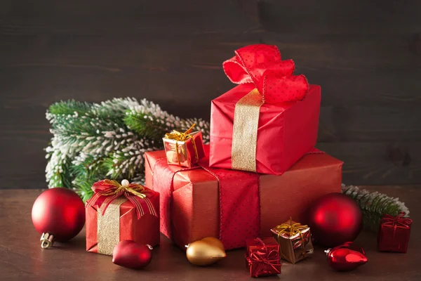 Rote und goldene Weihnachtsgeschenkschachtel und Dekoration — Stockfoto