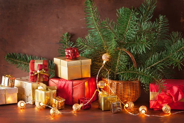 Rote und goldene Weihnachtsgeschenkschachtel und Deko-Laterne — Stockfoto