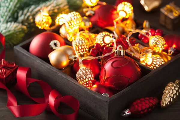 Regalo de Navidad y decoración en caja de madera linterna guirnalda — Foto de Stock