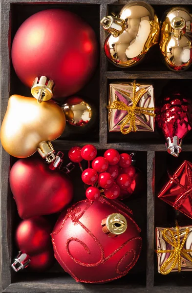Julklapp och dekoration i trälåda — Stockfoto