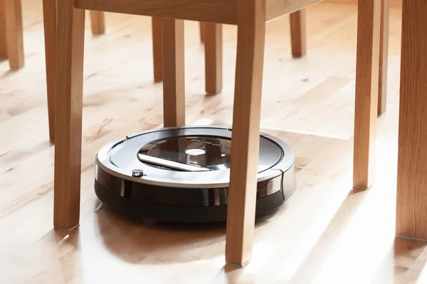 Aspirador robótico no piso de madeira laminado limpeza inteligente tec — Fotografia de Stock