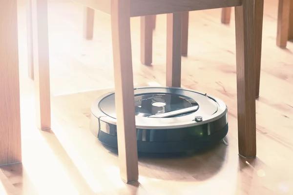 Aspiradora robótica en suelo de madera laminado smart cleaning tec —  Fotos de Stock