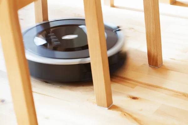 Robotic vacuum cleaner on laminate wood floor smart cleaning tec — Stock Photo, Image