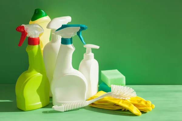 Articles de nettoyage ménage spray brosse éponge gant — Photo