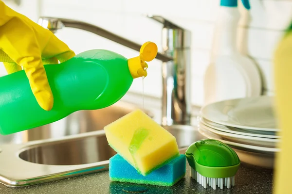 Verter líquido de lavagem de louça na limpeza da lavagem da cozinha esponja — Fotografia de Stock
