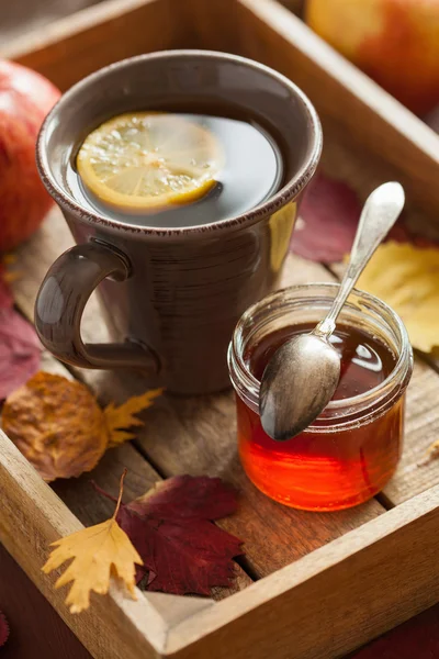 Heißer Zitronenhonigtee wärmendes Getränk gemütliche Herbstblätter — Stockfoto