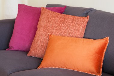 kanepe rahat ev sonbahar üzerinde renkli yastık