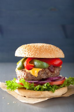 ev yapımı peynir burger biber domates soğan ile