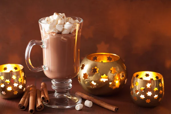 Hot chocolate with mini marshmallows cinnamon winter drink candl — Stock Photo, Image