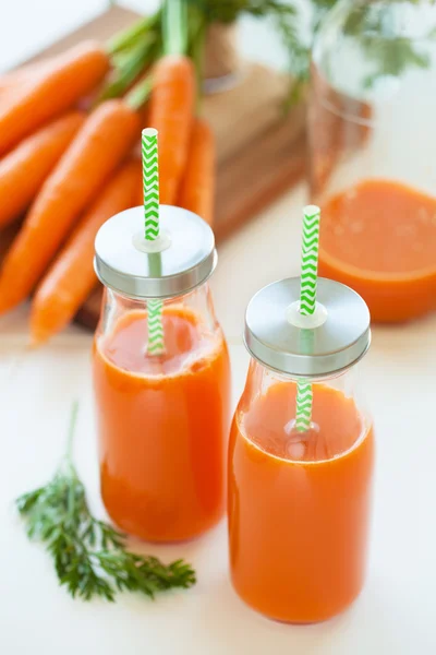 Fresh carrot juice and vegetables — Stock Photo, Image