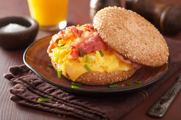 Śniadanie kanapkę na obwarzanek z jaj boczku ser — Zdjęcie stockowe