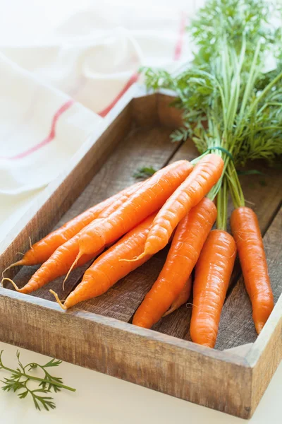 Сирий морквяний овоч у дерев'яній коробці — стокове фото