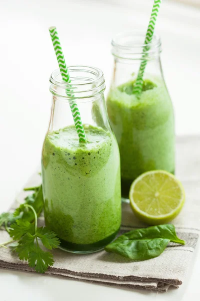 Healthy green spinach smoothie with cilantro lime banana ginger — Stock Photo, Image