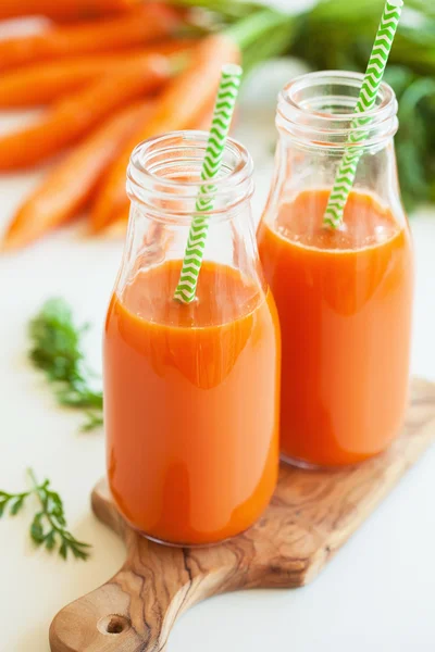 Fresh carrot juice and vegetables — Stock Photo, Image