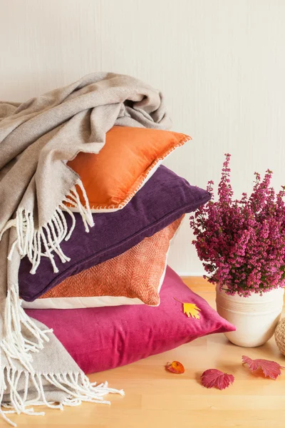 Πολύχρωμα μαξιλάρια ρίξει άνετο σπίτι φθινοπωρινή διάθεση λουλούδι φύλλα — Φωτογραφία Αρχείου