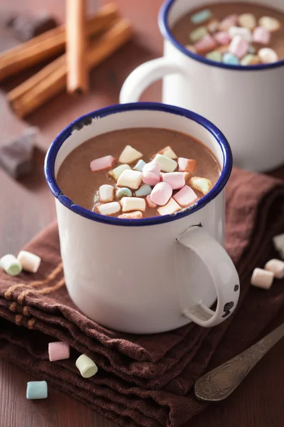 Horká čokoláda s mini marshmallows skořicový nápoj — Stock fotografie