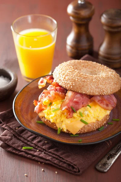 Sándwich de desayuno en bagel con queso de tocino de huevo — Foto de Stock