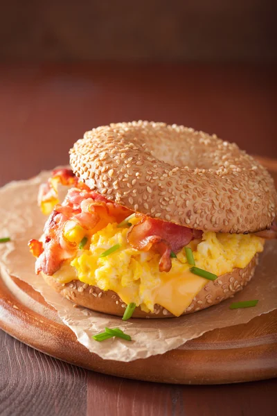 Sándwich de desayuno en bagel con queso de tocino de huevo — Foto de Stock