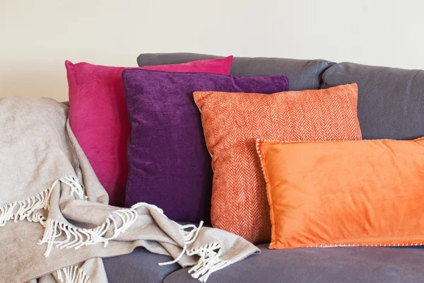 Almofada colorida no sofá aconchegante casa outono — Fotografia de Stock