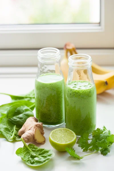 Healthy green spinach smoothie with cilantro lime banana ginger — Stock Photo, Image