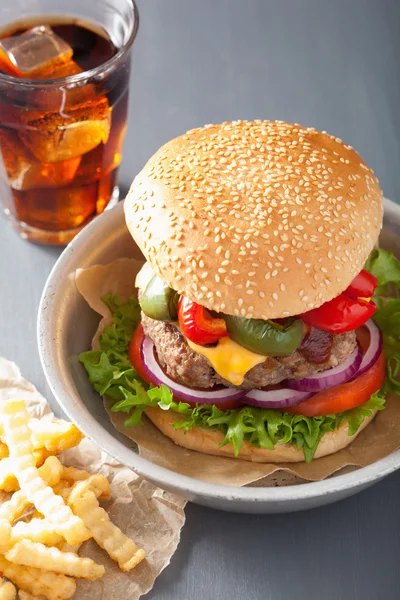 Házi sajt burger a paprika-paradicsom-hagyma — Stock Fotó