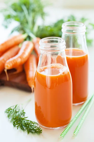 新鲜的胡萝卜汁和蔬菜 — 图库照片