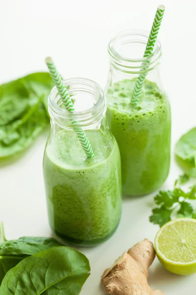 Healthy green spinach smoothie with cilantro lime banana ginger — Stock Photo, Image