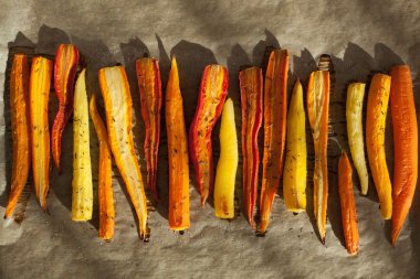 Sac pişirme üzerinde kavrulmuş renkli havuç