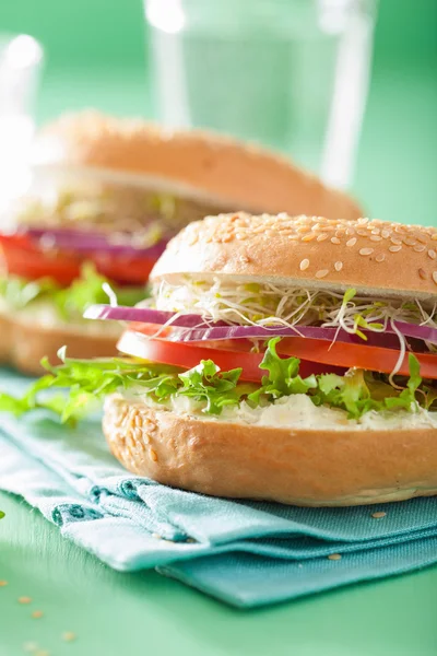 Tomato sandwich on bagel with cream cheese onion lettuce alfalfa — Stock Photo, Image