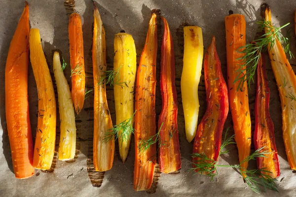 Carote colorate arrosto su foglio di cottura — Foto Stock