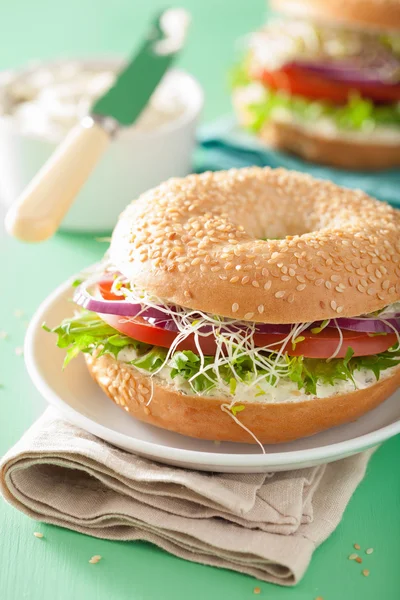 Tomato sandwich on bagel with cream cheese onion lettuce alfalfa — Stock Photo, Image