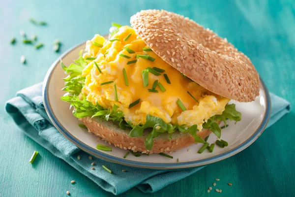 Sándwich de desayuno en rosquilla con lechuga de queso de huevo — Foto de Stock