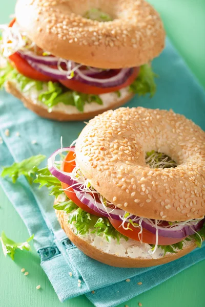 Tomatensandwich auf Bagel mit Frischkäse Zwiebelsalat Luzerne — Stockfoto