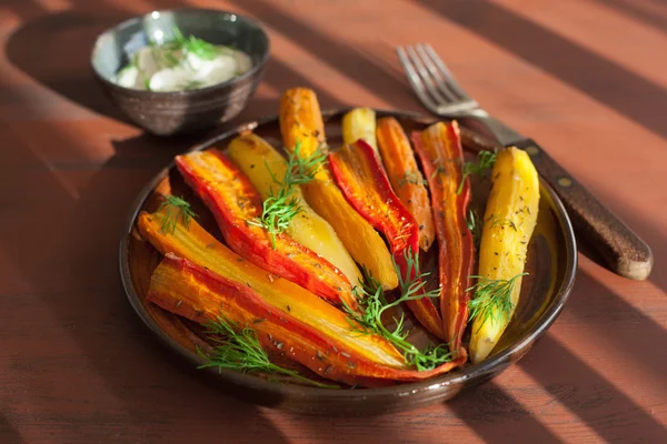 Carottes colorées rôties sur assiette — Photo