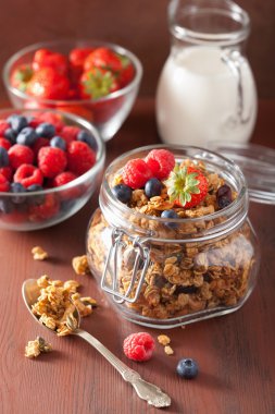Cam Kavanoz ve çilek sağlıklı ev yapımı granola