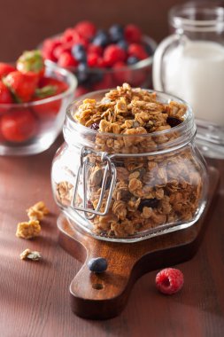 Cam Kavanoz ve çilek sağlıklı ev yapımı granola