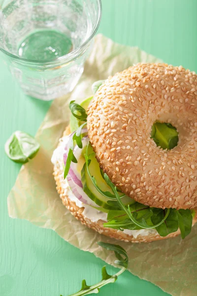 Avokádo sendvič na pečivo s tvarohem cibulí okurkou arugu — Stock fotografie