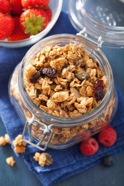 Cam Kavanoz ve çilek sağlıklı ev yapımı granola