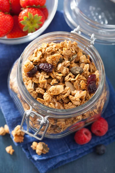 Hemgjord friska granola i glasburk och bär — Stockfoto